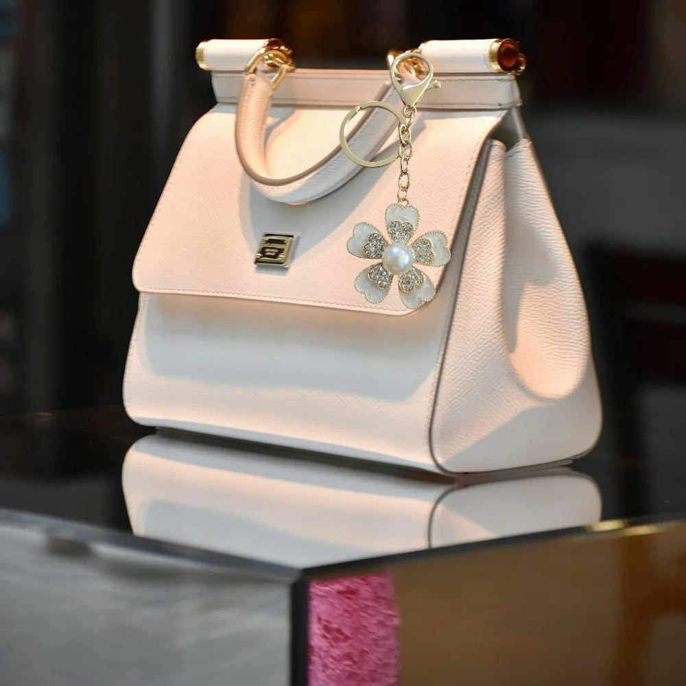 Elegant Gold and White Flower‎ Clover Keychain/Purse Charm